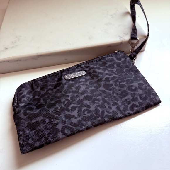 NWOT Baggallini The New Classic Collecrion RFID Animal Print Clutch/Wristlet - Picture 2 of 5